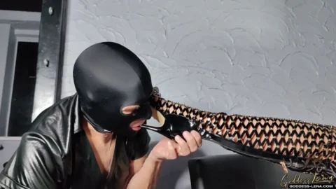 Lena Diosa – Lamiendo Pies – Dominación Femenina Alemana
