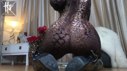Justaucorps Léopard et Bottes Hautes Sensuelles – Helena